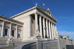 der griechische Kriegsberichterstatter Thukydides vor dem österreichischen Parlament in Wien (Mitte)